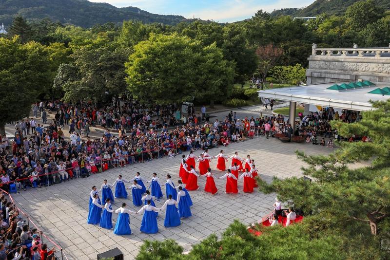 Ganggangsullae is a traditional game played on Chuseok under a full moon. Several people gather, hold hands and make a circle. (National Folk Museum of Korea) 