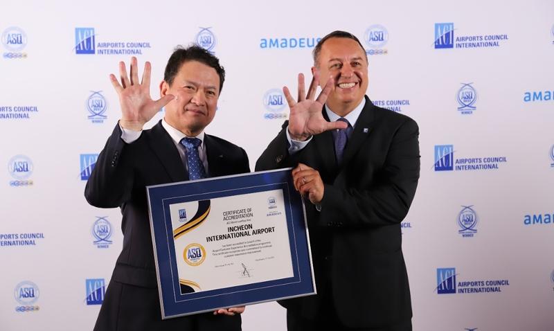 Incheon International Airport Corp. (IIAC) President Kim Kyoung Wook (left) and Airports Council International (ACI) Director General Luis Felipe de Oliveira on Sept. 14 each spread five fingers to indicate the Level 5 rating received by the Incheon airport, the highest under the ACI's Airport Customer Experience Accreditation. The airport received this historic grade at the ACI Customer Experience Global Summit at the Polish Aviation Museum in, Krakow, Poland. (IIAC)
