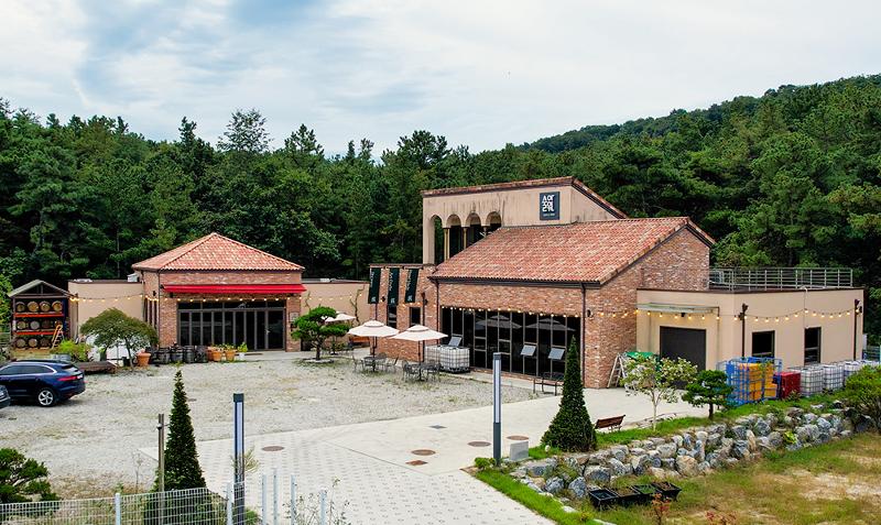 The distillery Soolawon is based in Yeoju, Gyeonggi-do Province. 