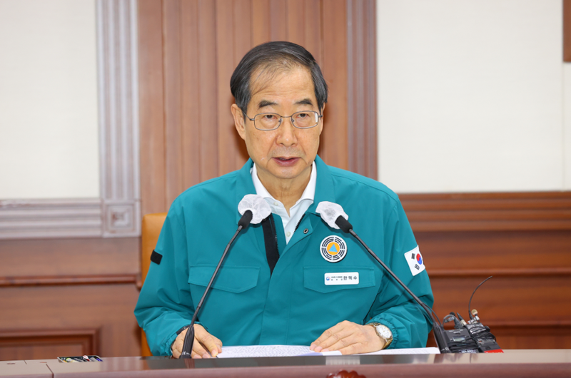 Prime Minister Han Duck-soo on Sept. 23 chairs a meeting of the Central Disaster and Safety Countermeasures Headquarters at Government Complex-Seoul. (Office for Government Policy Coordination under Prime Minister Secretariat) 