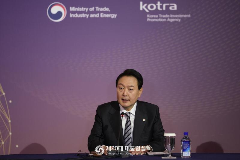 President Yoon Suk Yeol on Sept. 22 speaks at the North America Investors Roundtable held at the hotel JW Marriott Essex House in New York. (Office of the 20th President)