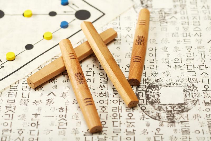 The traditional board game yutnori (pronounced yunnori) has players throw four wooden sticks to move their tokens around a board, with the first to return to the starting point the winner. (iclickart). *[Unauthorized reproduction and redistribution of the above photo is strictly prohibited under copyright laws and regulations.] 