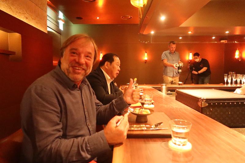 Andrzej Rybak on Oct. 7 eats a hanwoo course meal prepared by chef Kim Ho-yoon, a promotional ambassador of the meat, with Hanwoo Association Chairman Kim Sam Ju at the chef's restaurant In-Soul in the Hannam-dong neighborhood of Seoul's Yongsan-gu District. (Kim Hayeon)