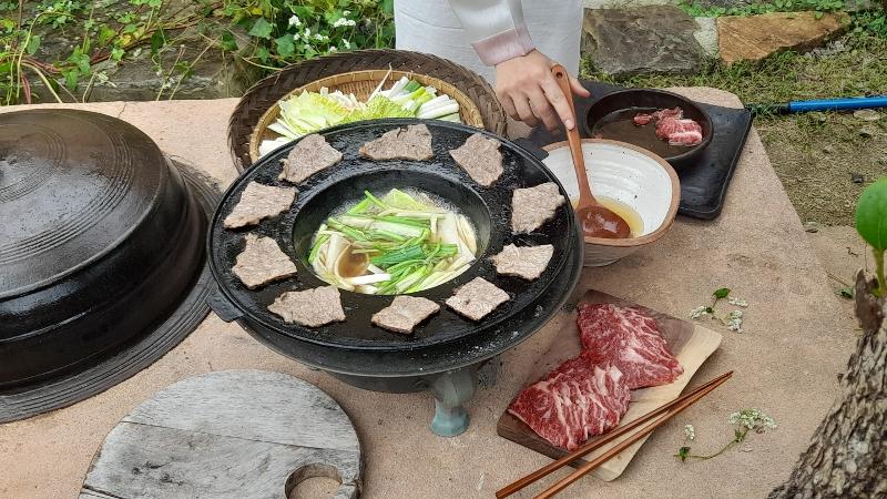Andrzej Rybak on Sept. 12 visited the Pungseok Cultural Foundation in Wansan-gu District of Jeonju, Jeollabuk-do Province. Shown here is the traditional hanwoo dish jeonripto. (Lee Shinwoo) 