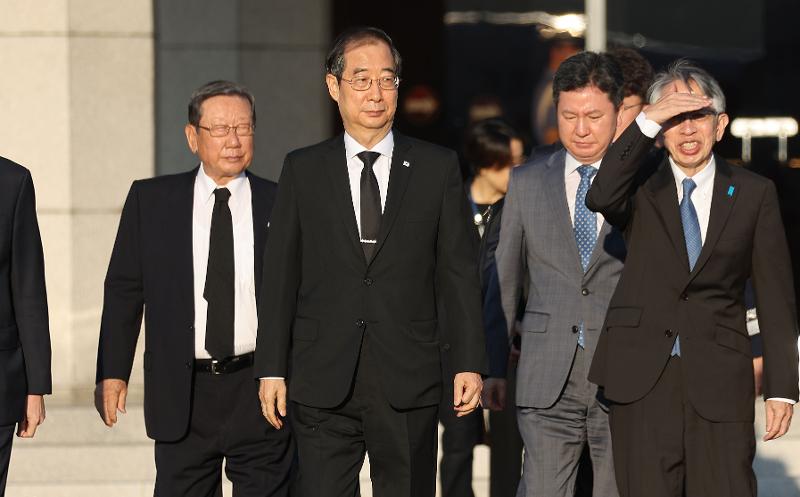 Prime Minister Han Duck-soo (second from left) on Sept. 27 at Seoul Air Base in Seongnam, Gyeonggi-do Province, prepares to board a flight to Japan. He attended that day the state funeral of former Japanese Prime Minister Shinzo Abe.
