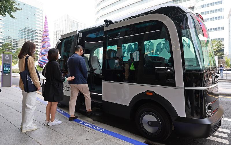 Passengers on Sept. 26 board a self-driving shuttle bus to go on a test run in Seoul from Cheonggye Plaza in Jongno-gu District to Sewoon Shopping Center. (Yonhap News)