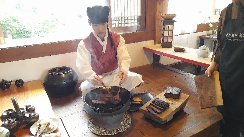 Lee Yun-ho, a food restoration researcher at the Pungseok Cultural Foundation, grills the traditional hanwoo dish jopyunpo. (Lee Shinwoo) 