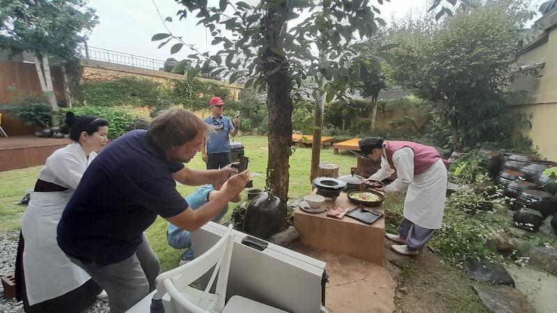 Andrzej Rybak, a journalist from the German food magazine The Beef, on Sept. 12 visits the Pungseok Cultural Foundation in the Wansan-gu District of Jeonju, Jeollabuk-do Province, to cover traditional hanwoo (premium Korean beef) dishes. (Lee Shinwoo)