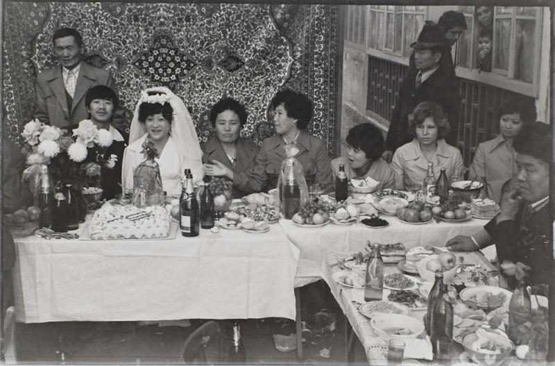 This photo was taken at the 1979 wedding of Svetlana An and Vital An by Viktor An in the village of Boz in Andizhan, Uzbekistan. Goryeoin generally hold Russian-style weddings but the influence of the traditional Korean wedding means a boiled rooster decorated with red pepper on its beak is always on the wedding table. (National Folk Museum of Korea)