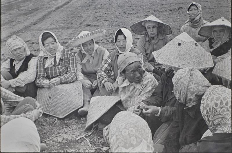 A group of farm workers take a break in spring at the collective farm Svedlov in Uzbekistan's Tashkent province in a photo taken in 1980. (National Folk Museum of Korea)
