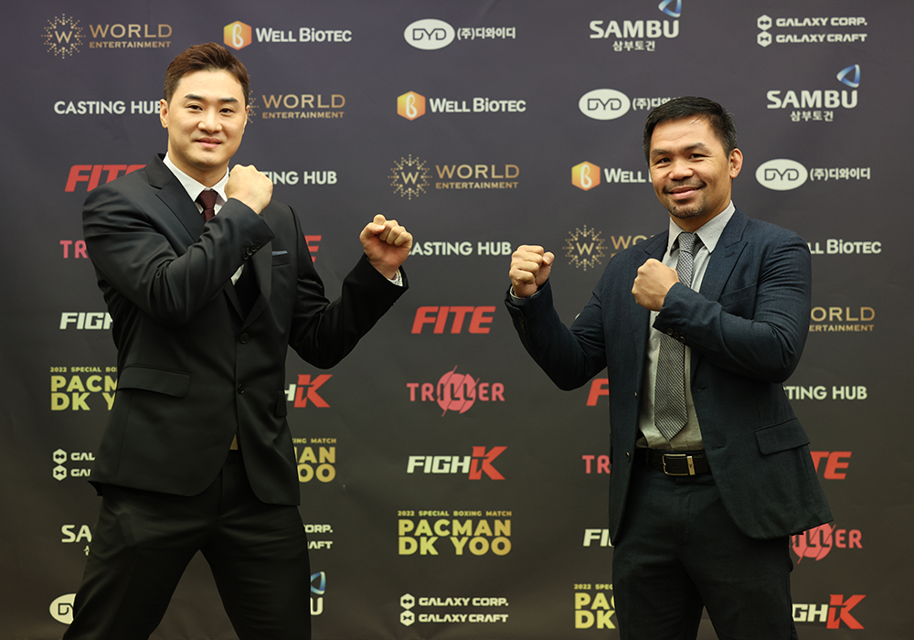 Former boxing great Manny Pacquiao (right) from the Philippines and Korean mixed martial artist D.K. Yoo on the morning of Oct. 11 pose at their news conference at the Press Center in Sogong-dong neighborhood of Seoul's Jung-gu District. 