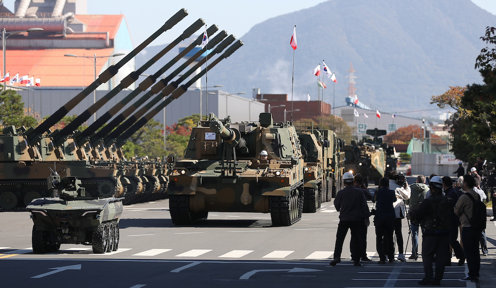 K9 self-propelled howitzers on the morning of Oct. 19 are displayed at a ceremony to mark the export of the Korean-developed weapon to Poland at Hanwha Defense Co. in Seongsan-gu District of Changwon, Gyeongsangnam-do Province. 