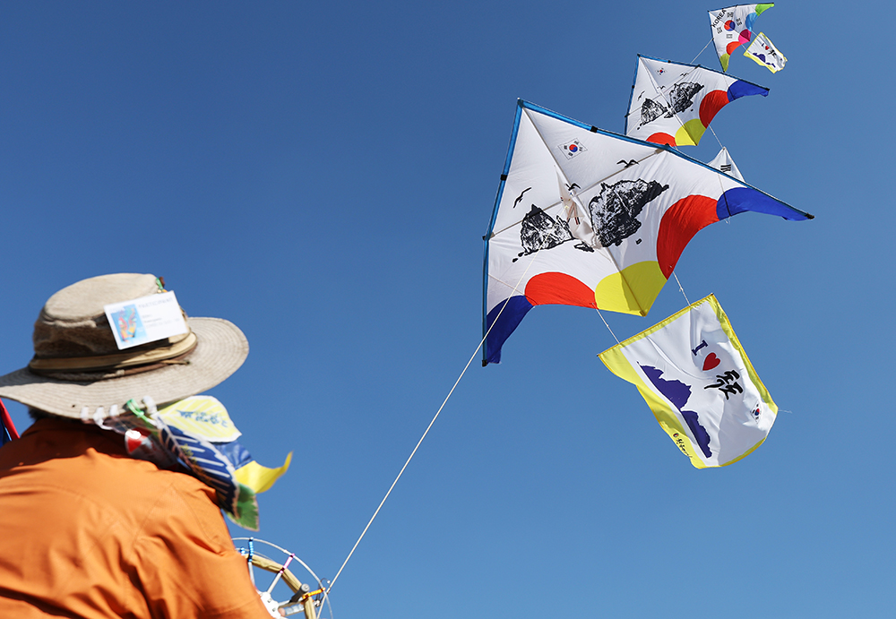 Members of the Korea Kite Federation on Oct. 24, the day before Dokdo Day, fly kites with pictures of Dokdo Island drawn on them at Changnyongmun Gate of Suwon Hwaseong Fortress