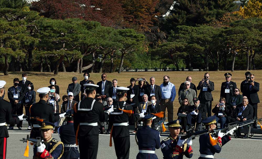 Veterans who served in the United Nations Command after the Korean War (1950-53) and their families on Oct. 25 watch an honor guard performance at Seoul National Cemetery in the capital's Dongjak-gu District after paying tribute to the fallen there.