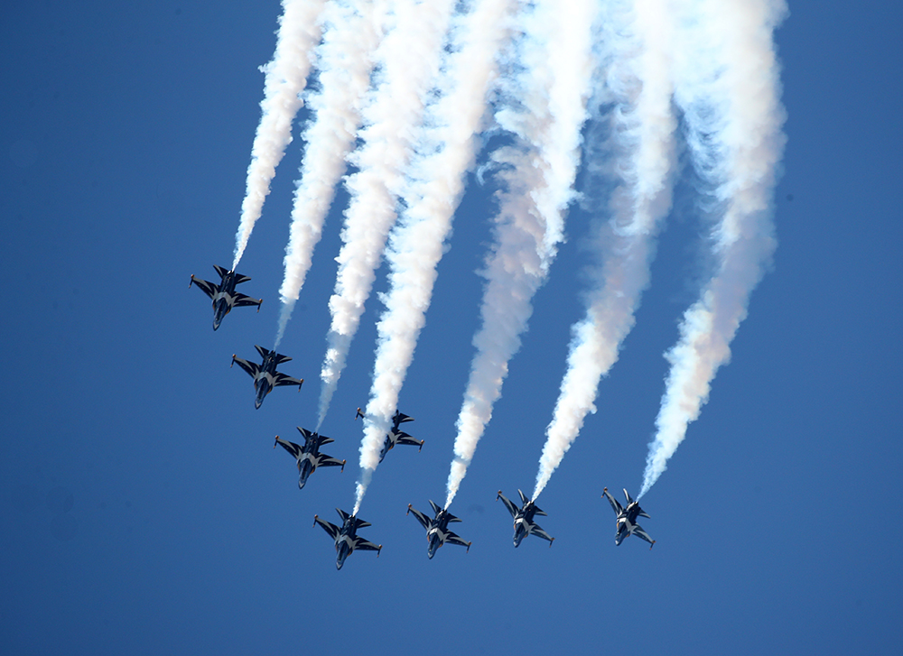 The Black Eagles, the Republic of Korea Air Force's aerobatic flight team, on Oct. 26 at Gangneung Airbase