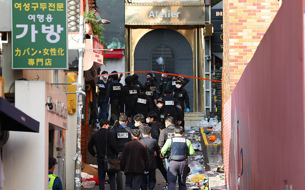 Staff from the National Forensic Service and police officers on the afternoon of on Oct. 31 conduct a forensic examination of the alley where the deadly incident occurred in the Itaewon-dong neighborhood of Seoul's Yongsan-gu District.