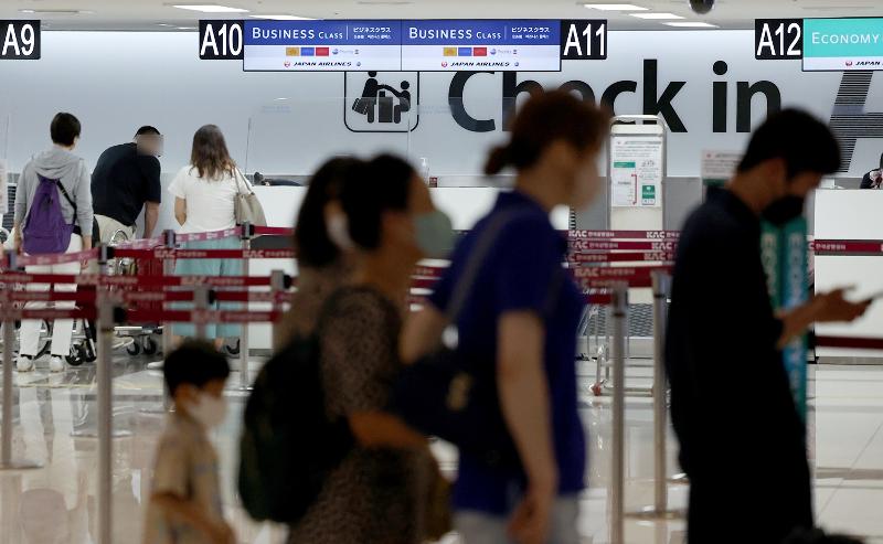 The number of weekly flights between Gimpo International Airport in Seoul and Haneda Airport in Tokyo, Japan, from Oct. 30 will be doubled from 28 to 56. Shown are passengers on July 24 preparing for their departure for Haneda at the international flights section of the Gimpo airport in Seoul's Gangseo-gu District. (Yonhap News) 