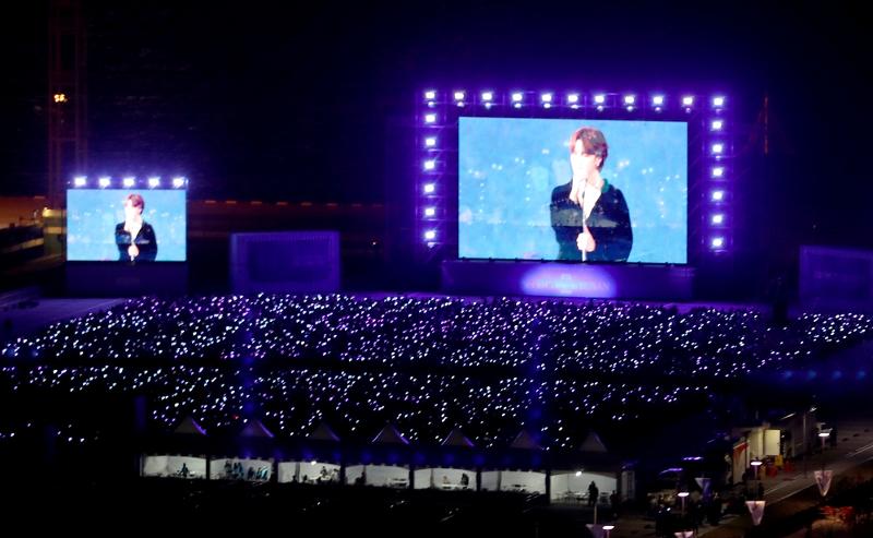 An estimated 10,000 fans on Oct. 15 watch the BTS concert in Busan on large screens installed at the outside parking lot of the Port of Busan's international passenger terminal. (Yonhap News) 