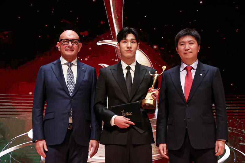 Short track speedskater Hwang Dae-heon (center) on Oct. 19 poses for photos after winning the Association of National Olympic Committees (ANOC) award for Best Male Performance of the Games at the Seoul COEX in the city's Gangnam-gu District. 