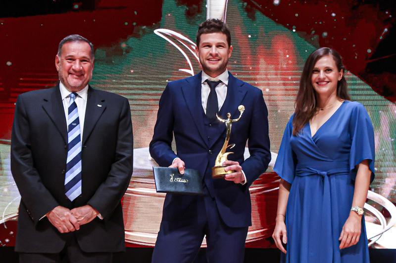Retired Dutch speed skater Seven Kramer (center) poses for photos after earning the ANOC Award for outstanding sports career at the Seoul COEX in the city's Gangnam-gu District. 