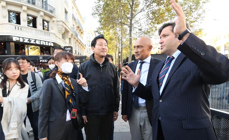 Seoul Mayor Oh Se-hoon on Oct. 22 speaks to officials of the green makeover project of Paris' 8th arrondissement at the Champs-Elysees in the French capital. (Seoul Metropolitan Government) 
