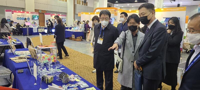 Deputy Minister of Culture, Sports and Tourism for Culture and Arts Policy Yoon Sungchun and Yi Chongyul, director general of the ministry's Regional Culture Policy Bureau (left), on Oct. 26 listen to a staff member of the 2022 Korea, City of Culture Expo and Global Conference held at International Convention Center Jeju in Seogwipo, Jeju Island. 