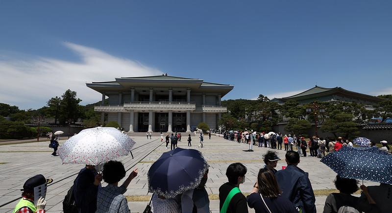 Visitors on May 26 wait in a long line to tour the former presidential compound of Cheong Wa Dae. (Korea.net DB)