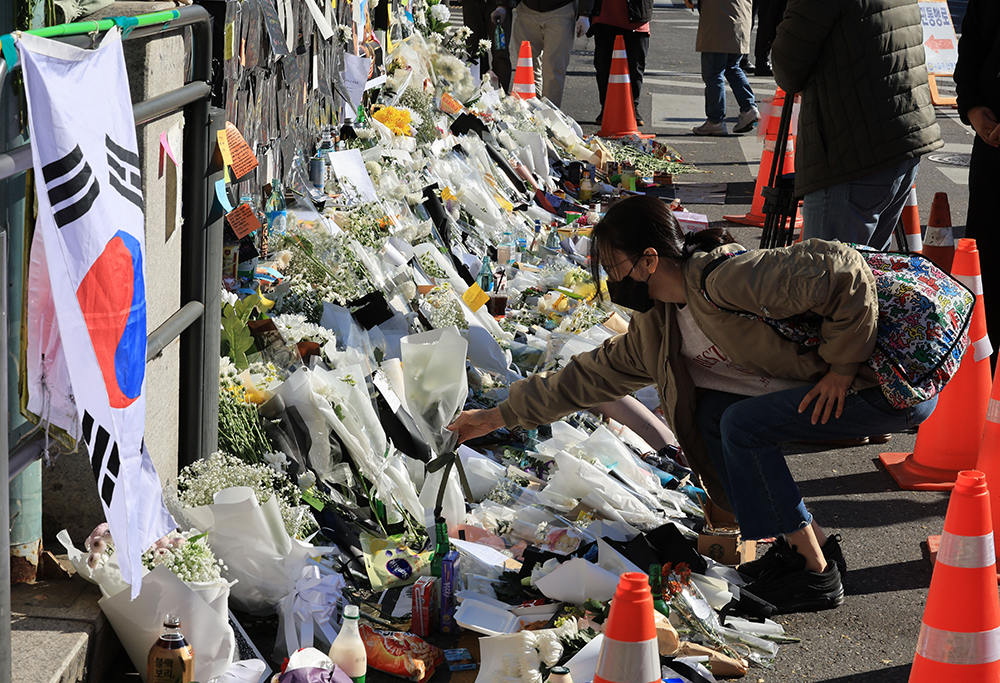 Visitors on Nov. 2 lay flowers at a memorial space in front of Exit 1 of Itaewon Station in Seoul's Yongsan-gu District for those who died in the Itaewon incident.