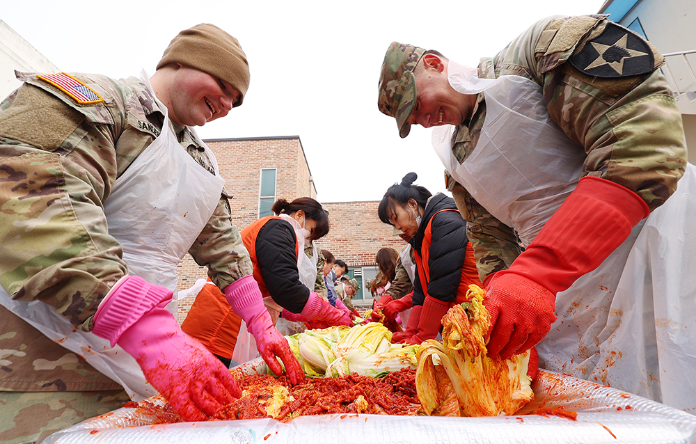 Soldiers from the 2nd Infantry Division of the U.S. Forces Korea on the morning of Nov. 9 participate in a volunteer program for kimjang (tradition of making and sharing kimchi) at a municipal community service center in Dongducheon, Gyeonggi-do Province. 9