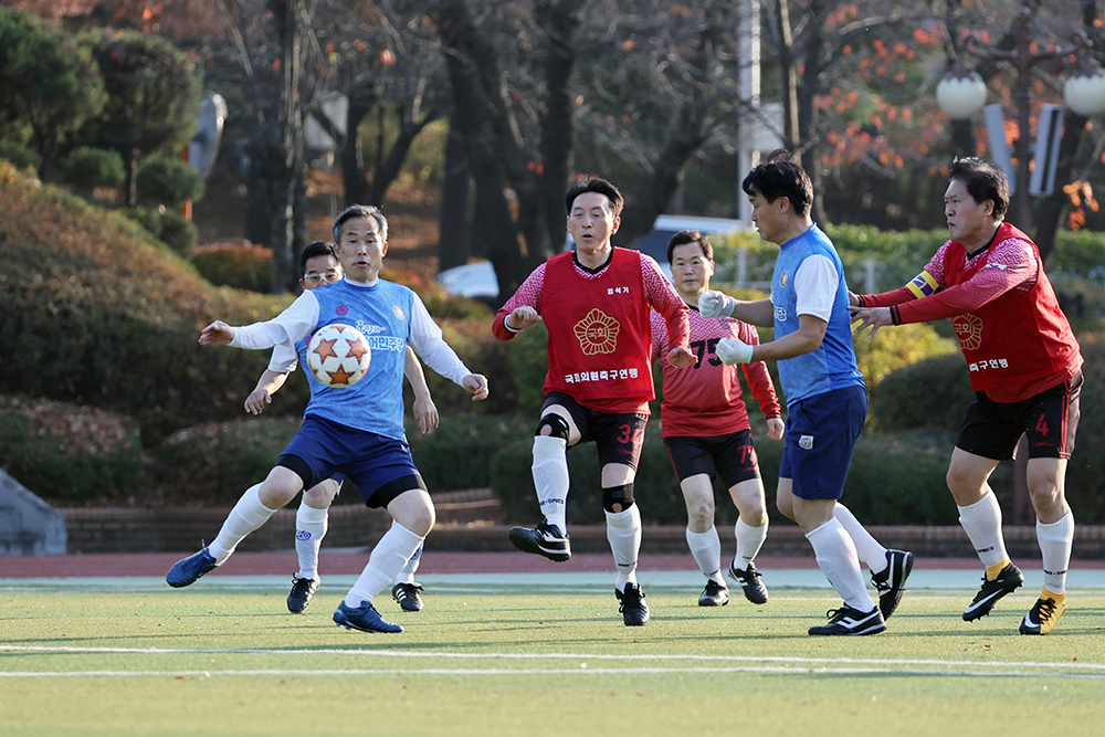 Lawmakers from the country's main and opposition parties on the afternoon of Nov. 18 fight for the ball in a soccer game on the field of the National Assembly in the Yeouido-dong neighborhood of Seoul's Yeongdeungpo-gu District.