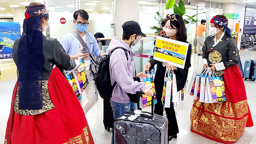 A tour group from Taiwan on Nov. 25 arrives at Jeju International Airport on Jeju Island after taking a direct flight from Taiwan to the island, which was recently resumed after a hiatus of two years and nine months due to COVID-19.