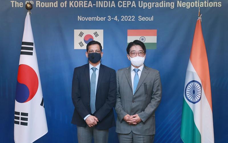 Yang Gi-uk (right), director general for FTA (free trade agreement) policy of the Ministry of Trade, Industry and Energy, and Anant Swarup, joint secretary of the Indian Department of Commerce, on Nov. 3 pose for photos after holding the ninth round of talks on upgrading the bilateral Comprehensive Economic Partnership Agreement at Lotte Hotel Seoul in the capital's Jung-gu District. 