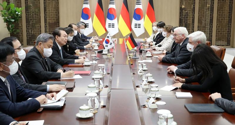 President Yoon Suk Yeol (fourth from left) and German President Frank-Walter Steinmeier (second from right) on Nov. 4 hold a bilateral summit at the Office of the President in Seoul's Yongsan-gu District. (Yonhap News) 