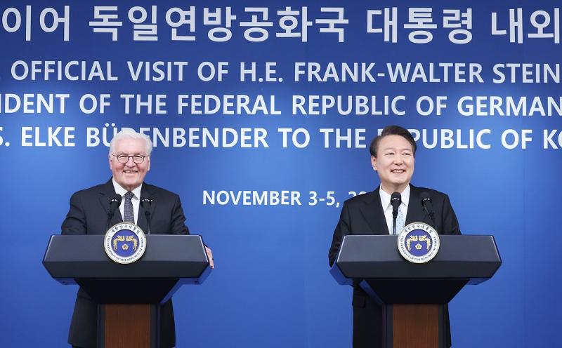 President Yoon Suk Yeol (right) and German President Frank-Walter Steinmeier on Nov. 4 hold a joint news conference after their bilateral summit at the Office of the President in Seoul's Yongsan-gu District. (Yonhap News) 