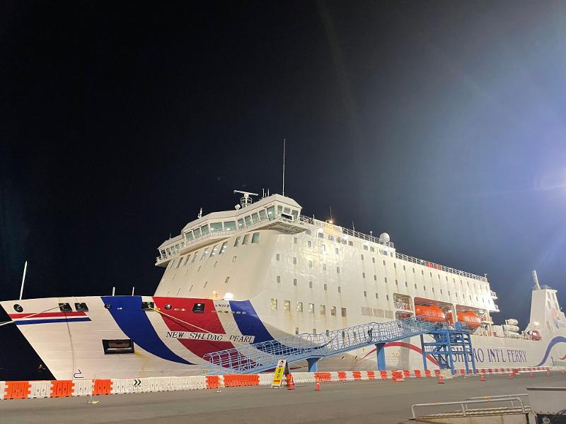The vessel New Shidao Pearl is anchored on Nov. 1 at Yeongilman Port in Pohang, Gyeongsangbuk-do Province. The large passenger ship weighs 19,988 tons and can accommodate 1,200 passengers. This ship departs once a day, from Pohang at 11:50 p.m. and Ulleungdo at 12:30 p.m. The prices are KRW 66,500 per person for a multi-person suite and KRW 803,000 for both passengers for a two-person royal suite. Three daily voyages are made including going back and forth between Pohang and Ulleungdo. Passengers must show identification when embarking. A Korea.net reporter, intern and Honorary Reporters on Nov. 1 gathered at Seoul Station, where they boarded the bullet train KTX and rode for 2 1/2 hours before reaching Pohang Station.