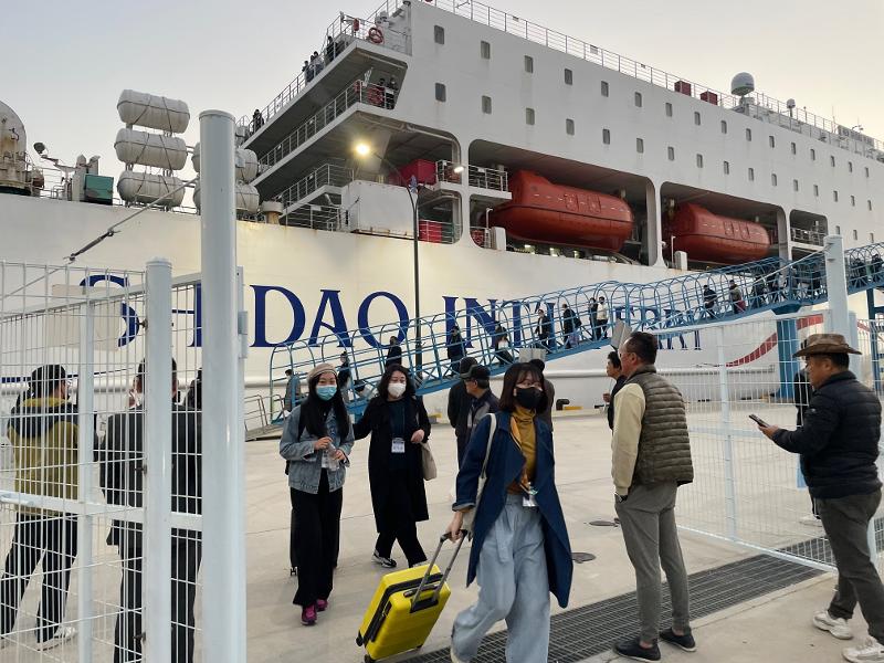 Korea.net Honorary Reporters at 6:50 a.m. on Nov. 2 arrive at Sadonghang Port on Ulleungdo Island and disembark. The voyage from Yeongilman Port in Pohang to Ulleungdo's Sadonghang Port took about seven hours.