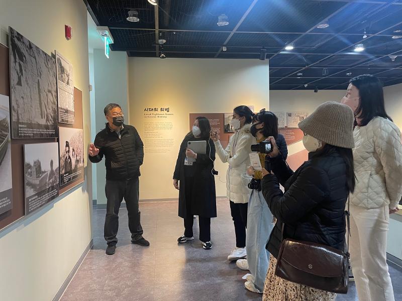 Hong Seong-keun, a researcher at the Northeast Asian History Foundation (left), on Nov. 2 tells Honorary Reporters about the Dokdo volunteer defense team at Dokdo Volunteer Forces Memorial Hall. An Ulleungdo native and expert on Dokdo, Hong is the nephew of Hong Sun-chil (1929-86), who led the team in the mid-1950s. .