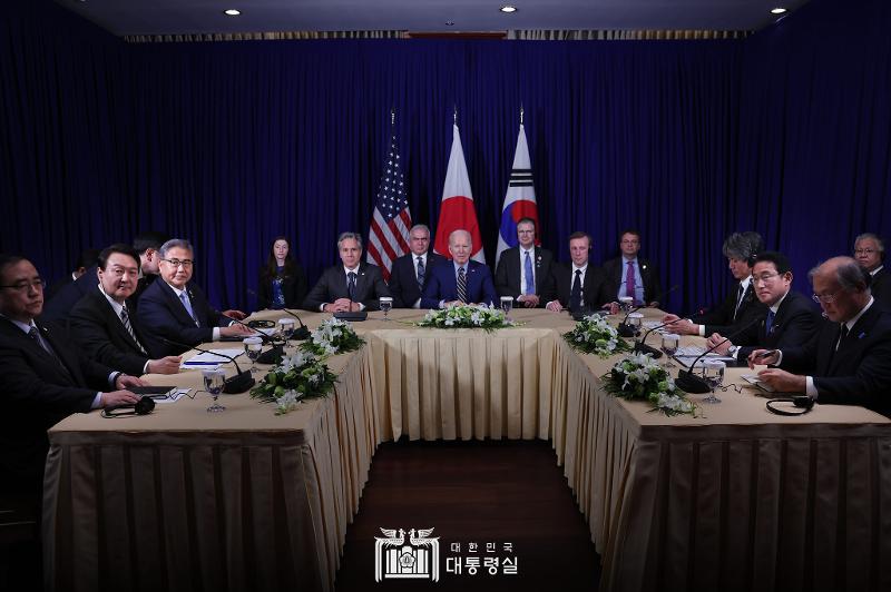 President Yoon Sok Yeol (second from left) on Nov. 13 attends a trilateral summit with U.S. President Joe Biden (center of the middle table) and Japanese Prime Minister Fumio Kishida (second from right) and poses for a commemorative photo in a hotel in Phnom Penh, Cambodia.