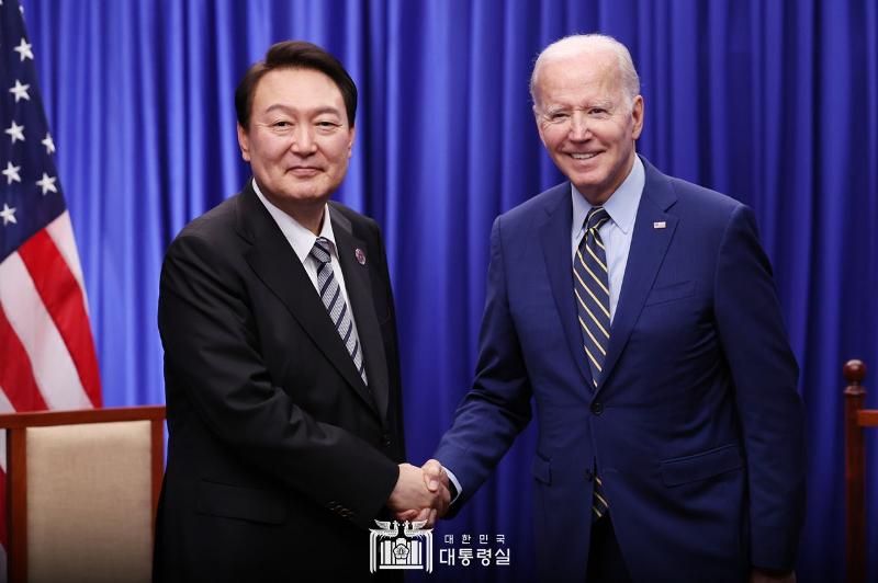 President Yoon Suk Yeol on Nov. 13 shakes hands with U.S. President Joe Biden at their bilateral summit held at a hotel in Phnom Penh, Cambodia. 