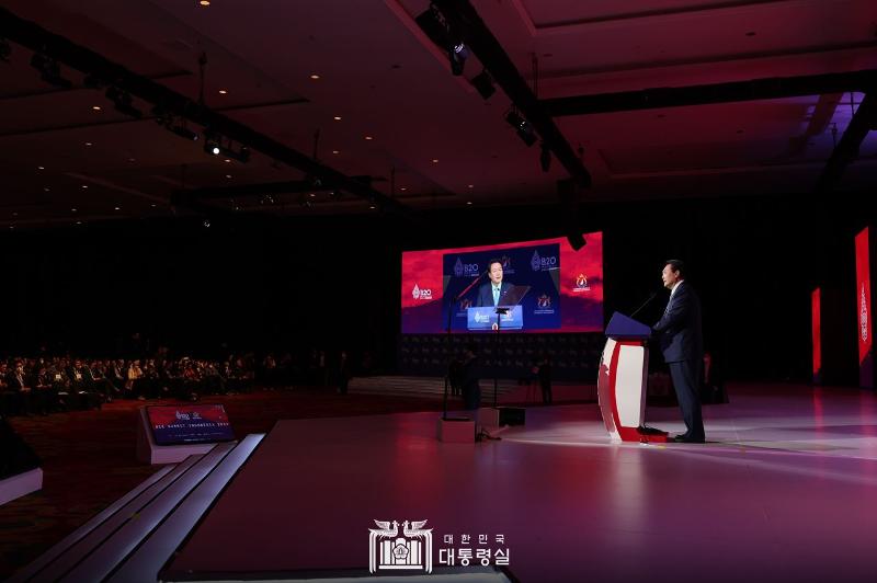 President Yoon Suk Yeol on Nov. 14 delivers a keynote speech at the B20 Summit Indonesia 2022 held at Bali Nusa Dua Convention Center in Bali, Indonesia. (Facebook page of Office of the President) 