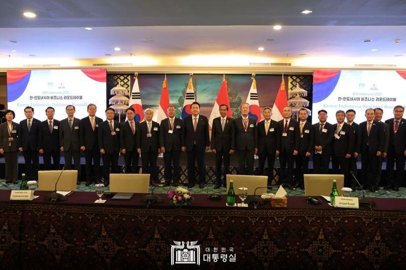 President Yoon Suk Yeol (10th from left) on Nov. 14 poses for a group photo with Indonesian President Joko Widodo (11th from left) and other participants at the Korea-Indonesia Business Roundtable in Bali, Indonesia. (Facebook of Office of the President) 