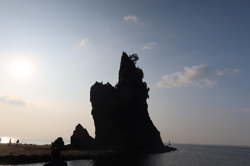 This is Turtle Rock on the morning of Nov. 2 on the western side of Ulleungdo Island. The rock resembles turtles going and down the rock. Depending on the angle, six to nine turtles can be seen. <p><br></p>