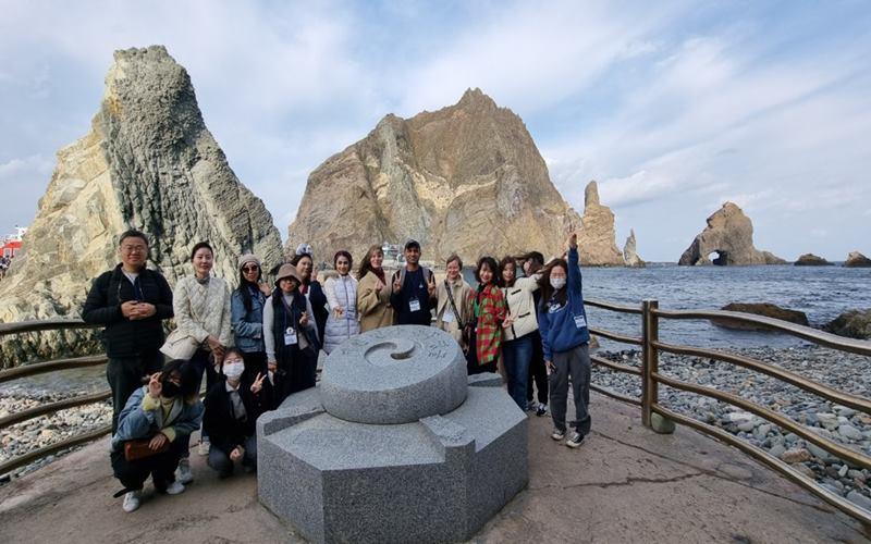  A Korea.net staff writer, intern, Honorary Reporters and personnel from the Northeast Asian History Foundation arrive on Dokdo Island on Nov. 3 at 8:50 a.m. and take photos. The sea route from Ulleungdo to Dokdo has high waves and is windy, so the number of days when a voyage is possible in a year is only 40-45. 