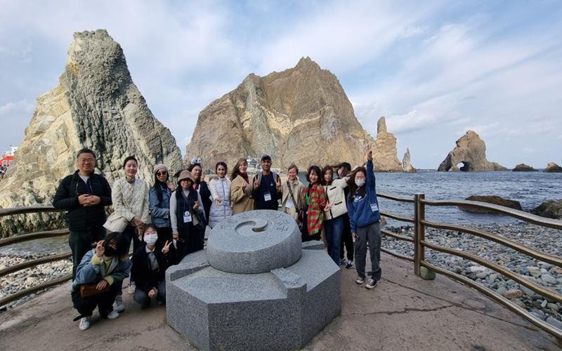 A Korea.net staff writer, intern, Honorary Reporters and personnel from the Northeast Asian History Foundation arrive on Dokdo Island on Nov. 3 at 8:50 a.m. and take photos. The sea route from Ulleungdo to Dokdo has high waves and is windy, so the number of days when a voyage is possible in a year is only 40-45.