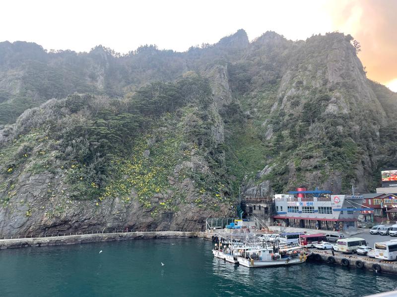 The photo shows Dodonghang Port, the gateway to Ulleungdo Island, on Nov. 2 at 4 p.m. with restaurants, souvenir shops and main public organizations nearby. The view is of the port as seen from the bridge at the main plaza for gatherings. 