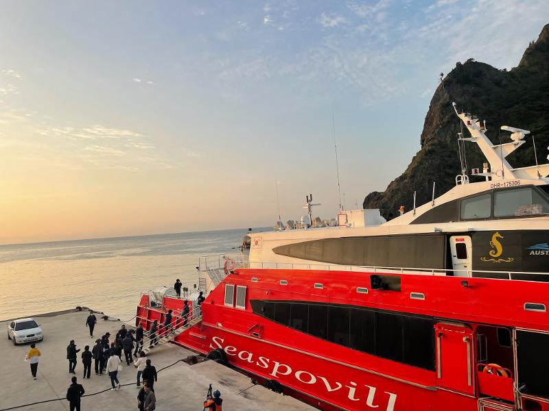 The speedboat Sea Star 11 on Nov. 3 at 7 a.m. waits for passengers at Sadonghang Port in Ulleungdo bound for Dokdo. The boat ride from Ulleungdo to Dokdo takes about 70 minutes. A roundtrip for an adult on a weekday is KRW 60,000 for a regular seat and KRW 66,000 for a premium seat. The fare is 10% higher on weekends and public holidays. Passenger voyages to and from Ulleungdo and Dokdo are held one to three times a day depending on the weather.