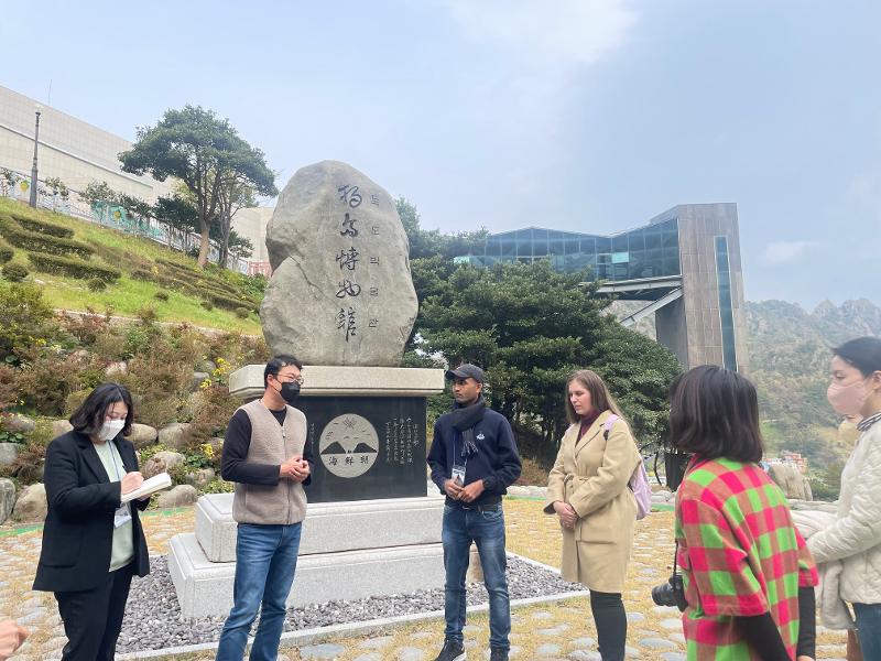 Honorary Reporters on Nov. 3 listen to explanations from the curators at Dokdo Museum. The museum has four exhibition halls and sources on Dokdo's history and methods for its preservation.