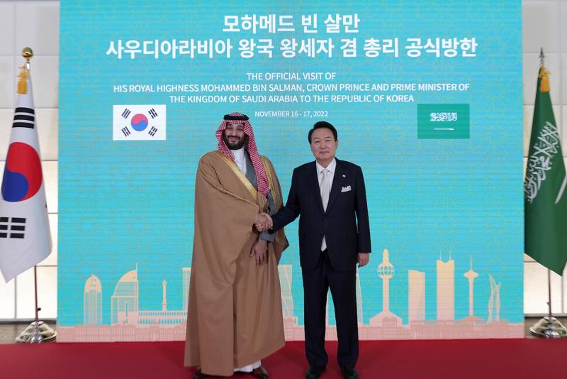 President Yoon Suk Yeol (right) on Nov. 17 poses for photos with visiting Saudi Arabian Crown Prince Mohammed bin Salman at the presidential residence in the Hannam-dong neighborhood of Seoul's Yongsan-gu District.
