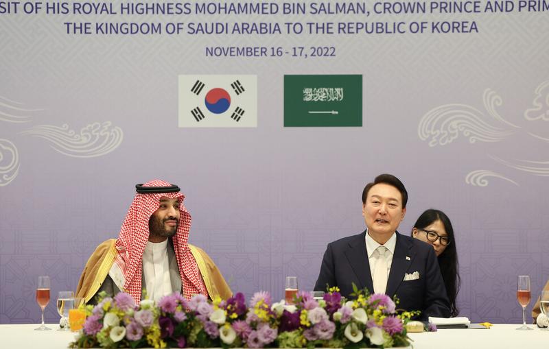 President Yoon Suk Yeol (right) on Nov. 17 speaks at an official luncheon for Saudi Arabian Crown Prince Mohammed bin Salman at the presidential residence in the Hannam-dong neighborhood of Seoul's Yongsan-gu District.