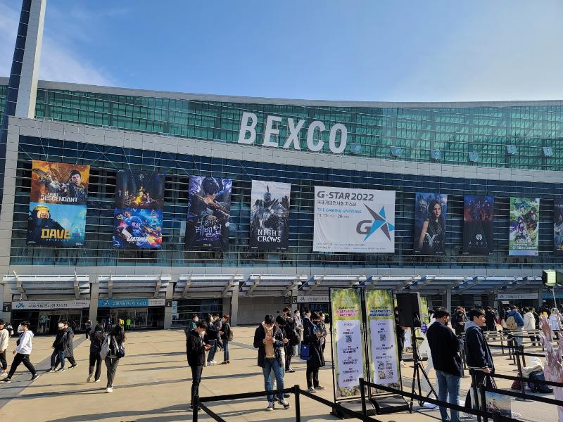 Visitors on Nov. 17 gather in front of Exhibition Center 1 at BEXCO on the opening day of the nation's largest game expo G-Star.